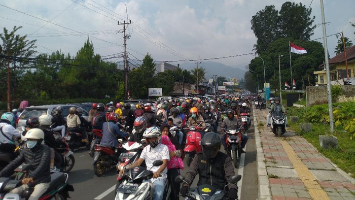 Lalin di Puncak pada Minggu (16/8/2020) (Sachril/detikcom)