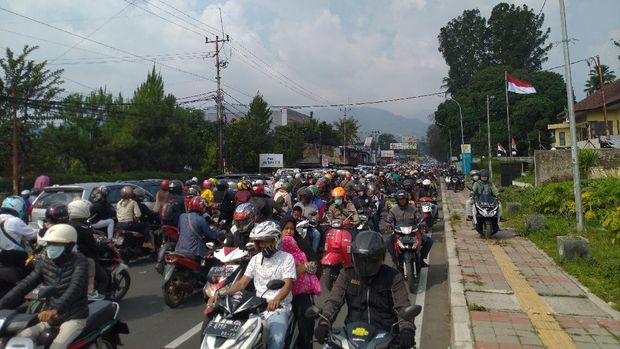 Lalin di Puncak pada Minggu (16/8/2020) (Sachril/detikcom)