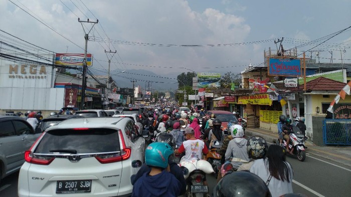 Lalin di Puncak pada Minggu (16/8/2020) (Sachril/detikcom)