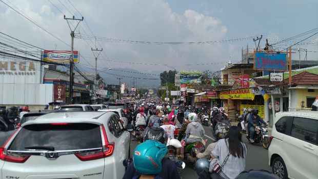 Lalin di Puncak pada Minggu (16/8/2020) (Sachril/detikcom)