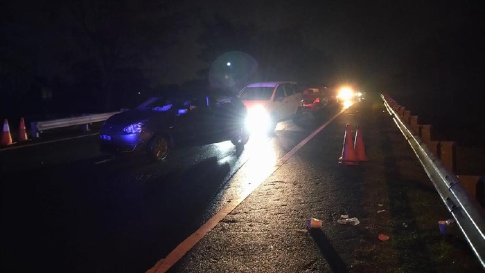 lalu lintas arah puncak dibuka. Kendaraan di pintu Tol Ciawi mulai bergerak.