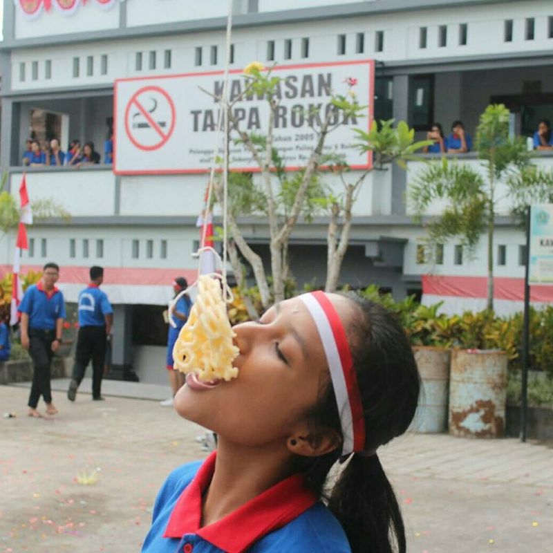 lomba makan kerupuk