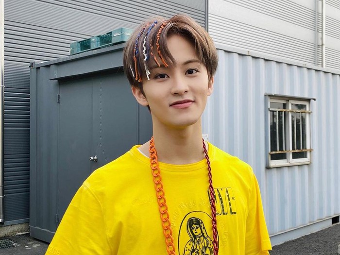 Mark NCT Pakai Baju dari Brand Lokal Indonesia, Langsung Sold Out