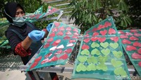 Proses ini memanfaatkan sinar matahari untuk mengeringkan cetakan kerupuk tersebut.