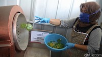 Setelah dijemur, kerupuk kemudian dimasak dengan menggunakan pasir.