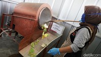 Dalam sehari kelompok wanita tani Kenanga yang merupakan usaha mikro kecil menengah (UMKM) binaan Pertamina Gas mampu memproduksi 100 bungkus kerupuk pelangi dan kerupuk kelor.  