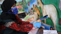 Selanjutnya pekerja mengemas kerupuk-kerupuk tersebut untuk dipasarkan ke sejumlah tempat.
