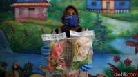 Lewat UMKM ini diharapkan dapat membantu memutar roda perekonomian masyarakat setempat. UMKM ini pun diketahui memberdayakan 5 orang janda miskin dari lingkungan sekitar.