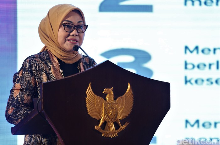 Menteri Tenaga Kerja Ida Fauziah hadiri acara diskusi terkait pekerja migran Indonesia. Sejumlah tokoh lain turut hadir dalam diskusi tersebut.