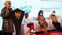 Menteri Tenaga Kerja (Menaker) Ida Fauziah berbicara saat menghadiri diskusi terkait pekerja Migran Indonesia yang digelar di Jakarta, Minggu (16/8/2020).