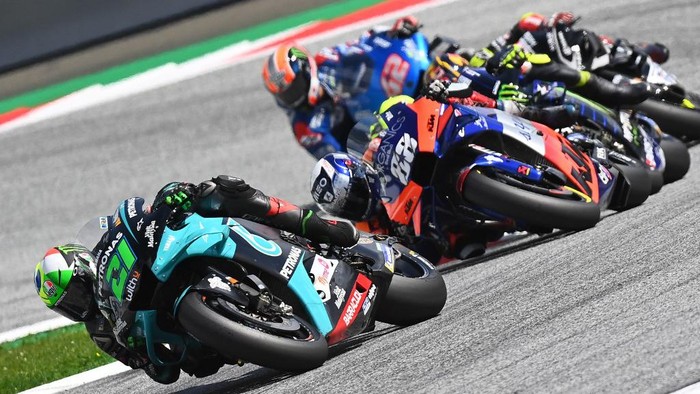 Petronas Yamaha SRT Italian rider Franco Morbidelli (L) and Red Bull KTM Tech 3s Portuguese rider Miguel Oliveira compete during the Moto GP Austrian Grand Prix at the Red Bull Ring circuit in Spielberg, Austria on August 16, 2020. (Photo by Joe Klamar / AFP)