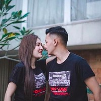 Mereka pun jadi model di video tersebut dan berperan sebagai sepasang kekasih. Tak disangka, hubungan Nella dan Dory berlanjut hingga jadi pasangan di dunia nyata. Foto: Instagram
