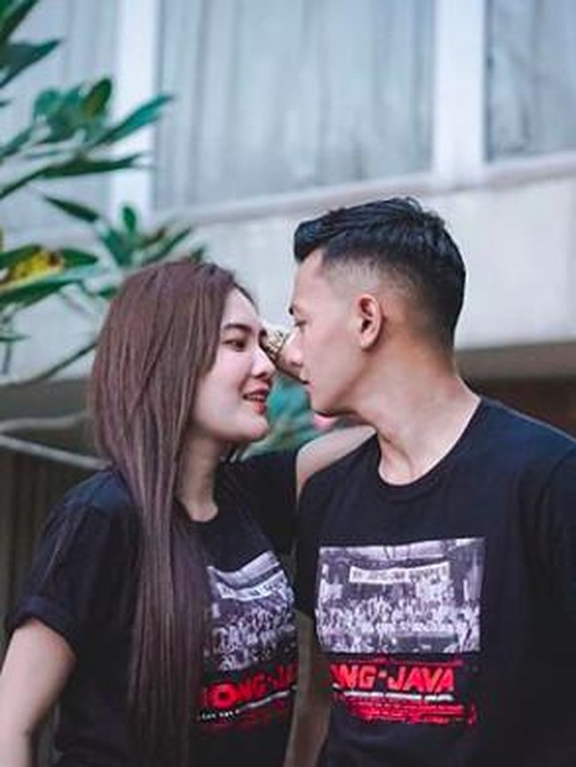 Mereka pun jadi model di video tersebut dan berperan sebagai sepasang kekasih. Tak disangka, hubungan Nella dan Dory berlanjut hingga jadi pasangan di dunia nyata. Foto: Instagram