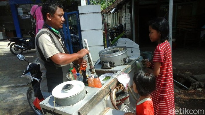 Pedagang pentol keliling di Blora, Supriyadi (49), Minggu (16/8/2020).