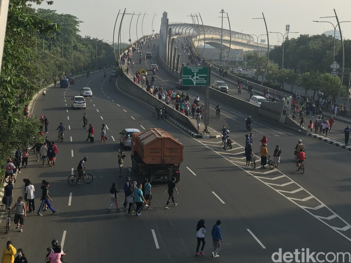 Pemandangan di flyover Summarecon Bekasi, Minggu (16/8) pagi. (Tiara AA/detikcom)