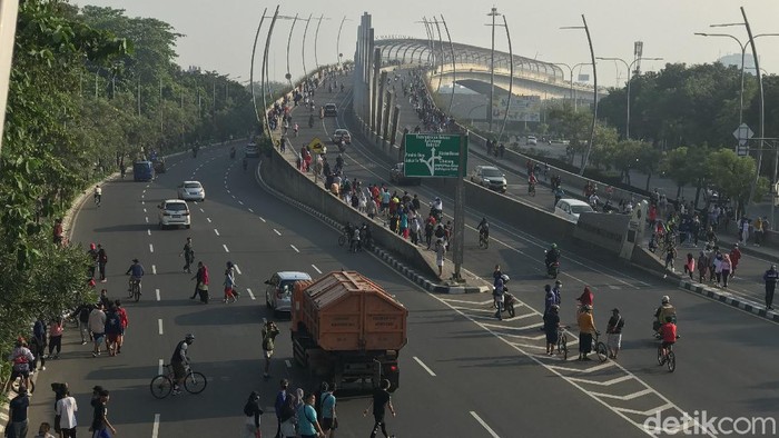 Pemandangan di flyover Summarecon Bekasi, Minggu (16/8) pagi. (Tiara AA/detikcom)