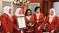 Ketua Umum Kongres Wanita Indonesia (Kowani) Dr Ir Giwo Rubianto Wiyogo Mpd diwakilkan pengurus menerima penghargaan sebagai Organisasi Wanita terbesar di Indonesia yang telah melaksanakan PENANGANAN TERBANYAK DALAM MENGHADAPI COVID19 dari Ketua Museum Rekor Indonesia (MURI) Jaya Suprana saat webinar di Jakarta, minggu (16/8/2020).  Istimewa/Dok. Kowani.