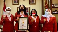 Kongres Wanita Indonesia (Kowani) meraih penghargaan dari Museum Rekor Dunia Indonesia (MURI). Penghargaan tersebut diberikan sebagai apresiasi atas kiprah Kowani yang terus melakukan pemberdayaan kepada para perempuan Indonesia selama pandemi COVID-19. Istimewa/Dok. Kowani. 