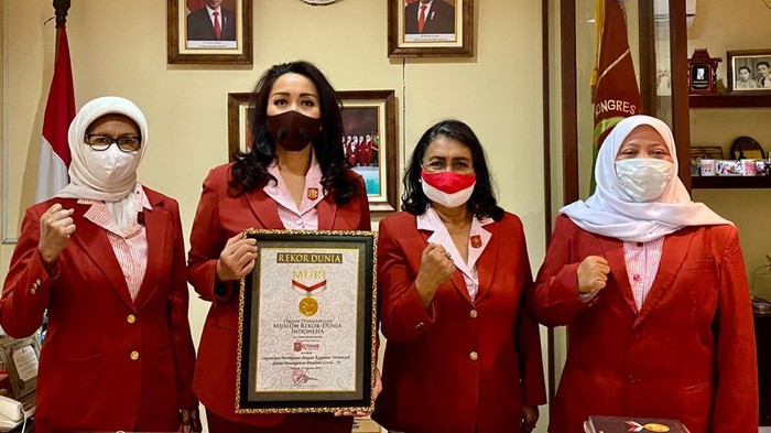 Pemberdayaan Perempuan di Masa Pandemi Kongres Wanita Indonesia (Kowani) raih penghargaan dari Muri. Penghargaan diberikan kepada Kowani atas kiprahnya memberbadayakan perempuan selama masa pandemi.