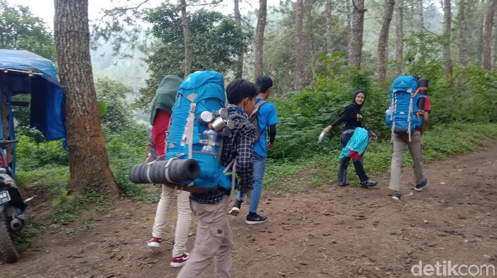 Para pendaki bersiap mendaki gunung Ciremai