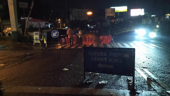 Penutupan arah puncak Bogor di simpang Gadog.