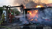 Kondisi bangunan yang semi permanen membuat api menjalar ke beberapa rumah semi permanen lainnya. 