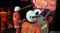 Petugas pemadam kebakaran pun telah berada di lokasi untuk memadamkan kebakaran tersebut. 