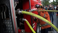Diketahui, sebanyak 16 unit dan 75 personel pemadam kebakaran dikerahkan ke lokasi kebakaran untuk memadamkan api. 
