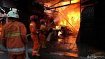 Potret Petugas Damkar Padamkan Api di Pondok Kopi