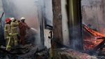 Potret Petugas Damkar Padamkan Api di Pondok Kopi