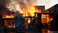 Kebakaran diketahui melanda rumah semi permanen di samping TPU Pondok Kelapa, Jalan Pondok Kopi Ujung, Pondok Kopi, Jakarta.