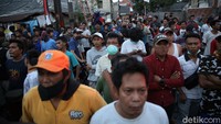 Tak sedikit warga sekitar yang berkurumun untuk menyaksikan secara langsung proses pemadaman api tersebut.