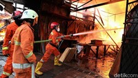 Sejumlah pemadam kebakaran (damkar) tengah memadamkan kebakaran yang melanda permukiman padat penduduk di kawasan Pondok Kopi, Jakarta, Minggu (16/8/2020). 
