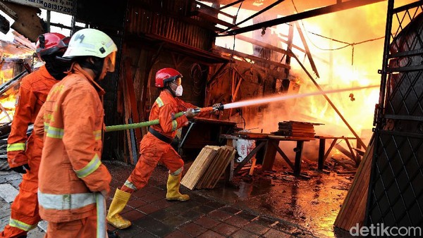 Potret Petugas Damkar Padamkan Api di Pondok Kopi