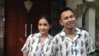 Raffi Ahmad dan Nagita Slavina sebelumnya tidak percaya logo perusahaannya ditempel di pesawat terbang. Foto: Hanif/detikHOT