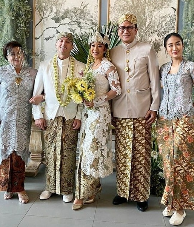 Chef Renatta Moeloek memperlihatkan sisi femininnya saat menghadiri pernikahan kakaknya, Karecya Moeloek. Di hajatan bernuansa Sunda itu, Renatta berbalut kebaya. (Foto: Instagram)