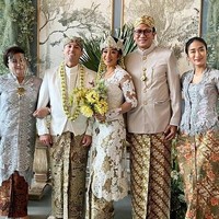 Chef Renatta Moeloek memperlihatkan sisi femininnya saat menghadiri pernikahan kakaknya, Karecya Moeloek. Di hajatan bernuansa Sunda itu, Renatta berbalut kebaya. (Foto: Instagram)