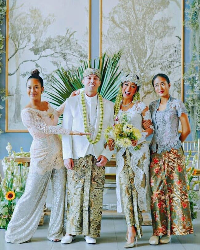 Tara Basro bergaya dengan busana serba putih model jumpsuit. Saat sesi foto bersama, Tara melepaskan sejenak masker yang dipakainya. (Foto: Instagram)