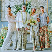 Tara Basro bergaya dengan busana serba putih model jumpsuit. Saat sesi foto bersama, Tara melepaskan sejenak masker yang dipakainya. (Foto: Instagram)