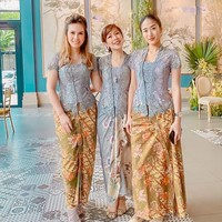 Renatta Moeloek yang biasa tampil cuek dengan gaya kasual, kini harus bersolek dalam balutan kebaya. Bikin pangling! (Foto: Instagram)