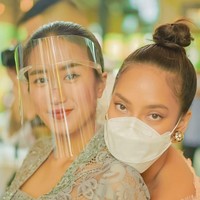 5. Ketika Kareyca Moeloek menikah, chef Renatta Moelek tentu tak mau melewatkan momen penting kakaknya itu. Biasa bergaya kasual, chef Renatta menunjukkan sisi femininnya dalam balutan kebaya. Sebuah faceshield menemani penampilannya. Tampak Tara Basro juga menghadiri acara tersebut. (Foto: Instagram)