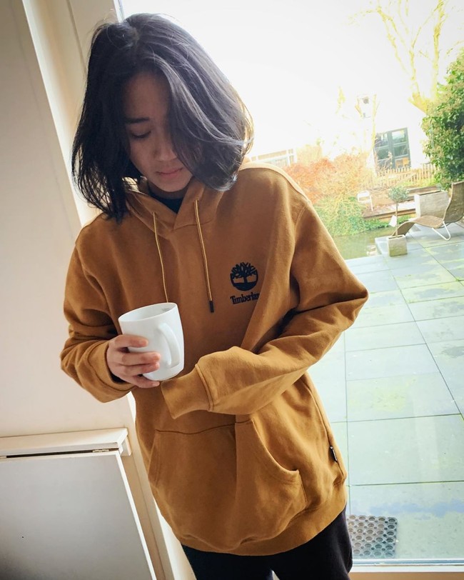 Ini gaya keseharian Renatta. Hoodie gombrong dengan celana training. (Foto: Instagram)