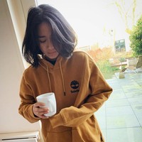 Ini gaya keseharian Renatta. Hoodie gombrong dengan celana training. (Foto: Instagram)