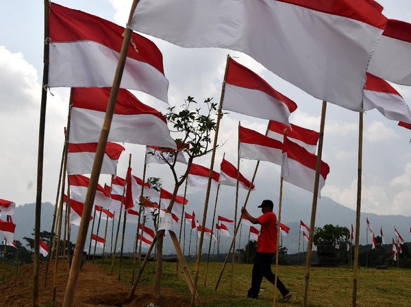 Diketahui, ribuan bendera Merah Putih dikibarkan di kawasan objek wisata Poetoek Suko yang berada di Trawas, Mojokerto, Jawa Timur. Diketahui, ribuan bendera Merah Putih dikibarkan di kawasan objek wisata Poetoek Suko yang berada di Trawas, Mojokerto, Jawa Timur.