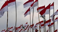Seorang warga sedang memasang bendera Merah Putih di Poetoek Suko, Trawas, Mojokerto, Jawa Timur.