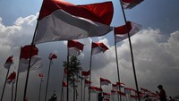 Pengunjung berfoto di antara bendera Merah Putih yang dipasang di Poetoek Suko, Trawas, Mojokerto, Jawa Timur, Minggu (16/8/2020).