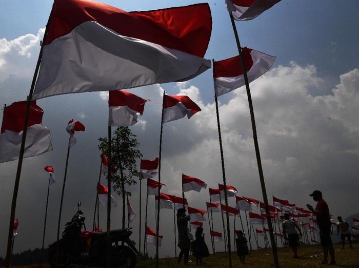 Ribuan Bendera Merah Putih Berkibar di Poetoek Suko Mojokerto Ribuan bendera Merah Putih dipasang di kawasan objek wisata Poetoek Suko, Trawas, Mojokerto. Pengibaran ribuan bendera itu dalam rangka memeriahkan HUT RI ke-75