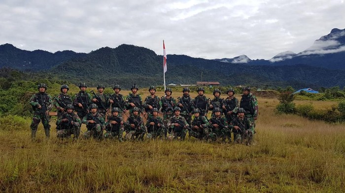 Satgas Yonif Raider 323 mengibarkan bendera merah putih di Distrik Mugi, Nduga, Papua.