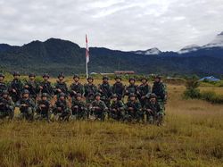 Jelang HUT RI Ke-75, TNI Kibarkan Merah Putih di Markas OPM