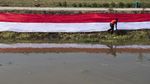 Semarak HUT RI, Kain Merah Putih Membentang di Sungai Cikijing